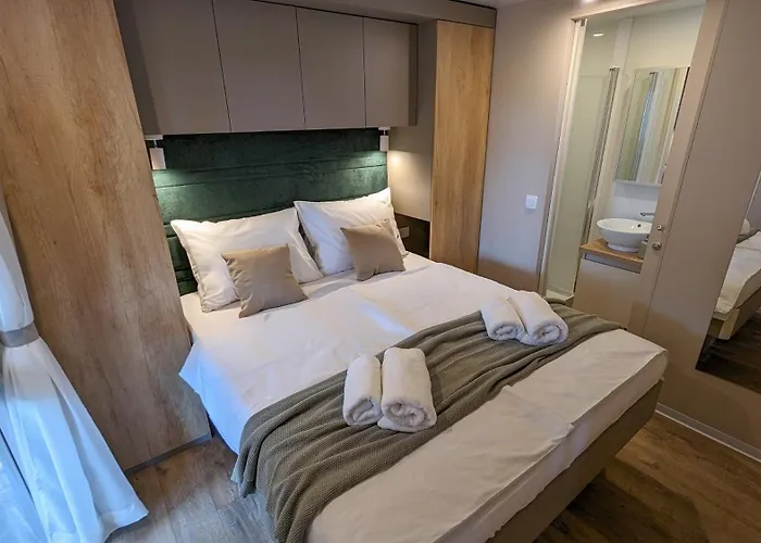 Mobile Homes Jaki - 2 Bathrooms, Large Terrace 4* ביוגראד נה מורו