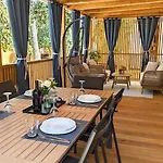 Mobile Homes Jaki - 2 Bathrooms, Large Terrace キャンプ場 4*